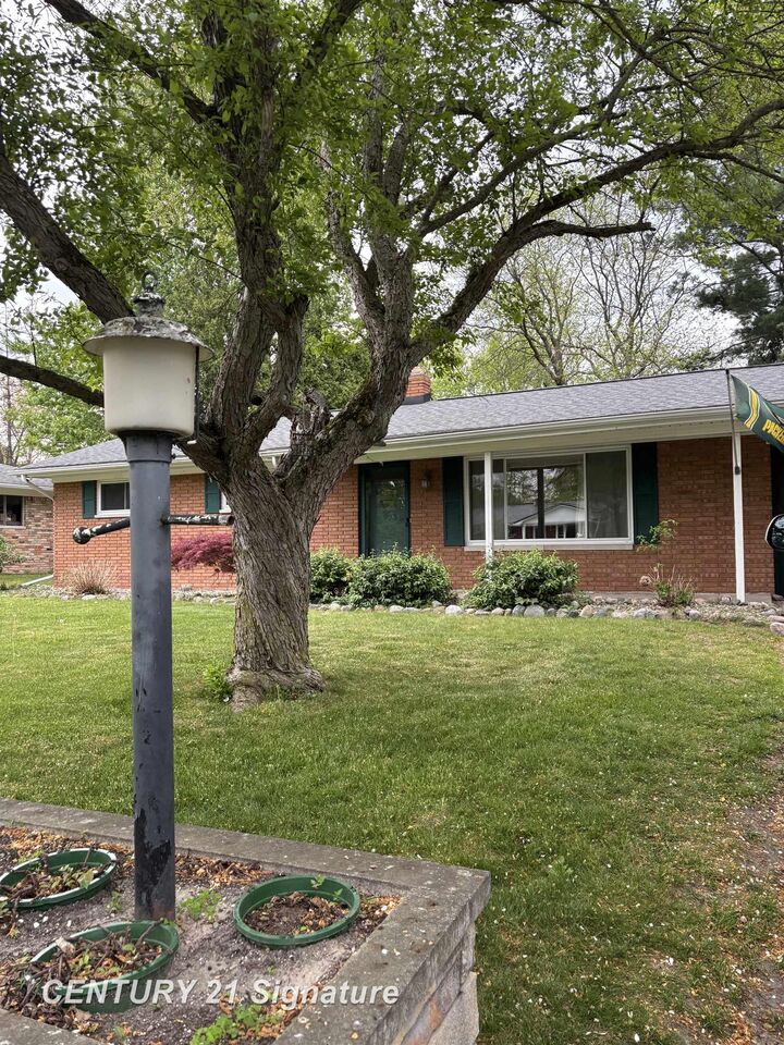 Property Photo:  5 Valentine Court  MI 48638 