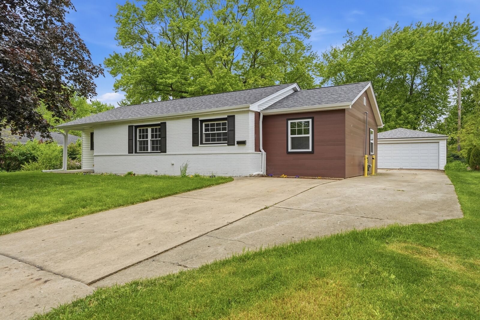 Property Photo:  960 Basswood Street  IL 60169 