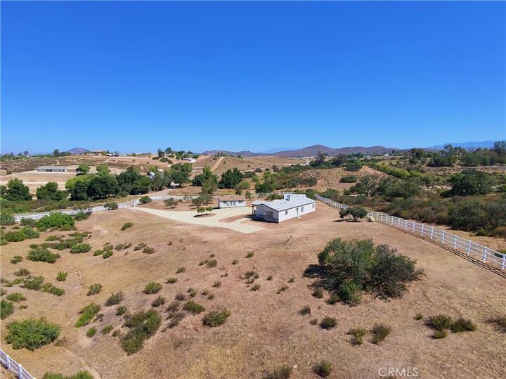 Property Photo:  40705 Calle Vecina  CA 92592 