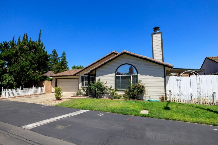 Property Photo: 1300 Windsor Court CA 95380