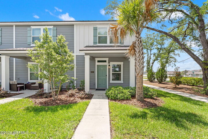 Property Photo: 817 Rivertree Place FL 32068