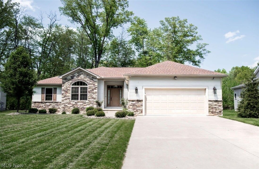 Property Photo: 101 Muirfield OH 44484