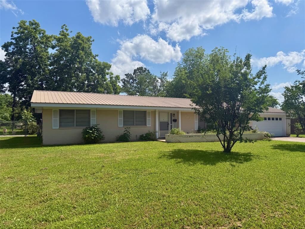 Property Photo: 802 W 4th Street TX 75426