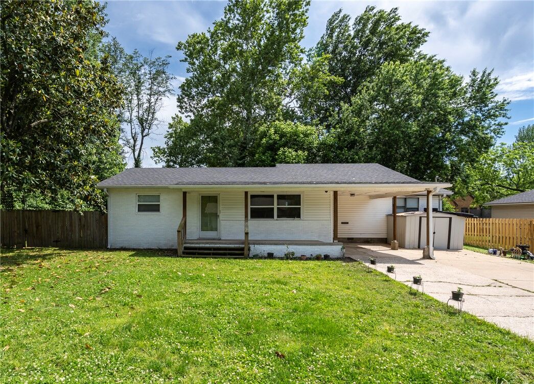 Property Photo:  205 SE El Paso Street  AR 72736 