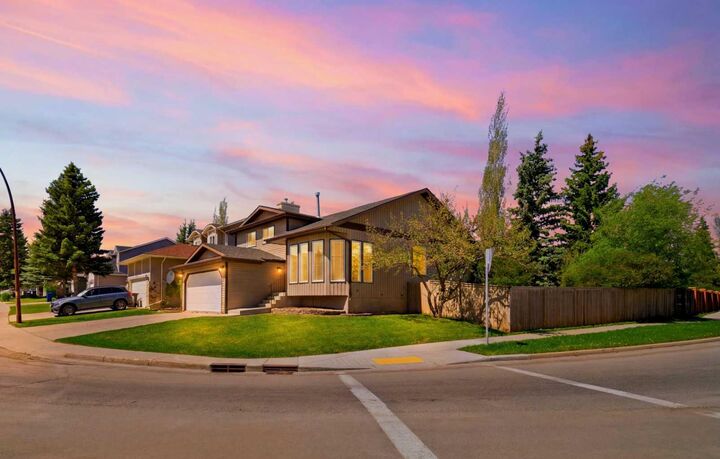 Property Photo:  4 Woodstock Road SW  AB T2W 5V8 