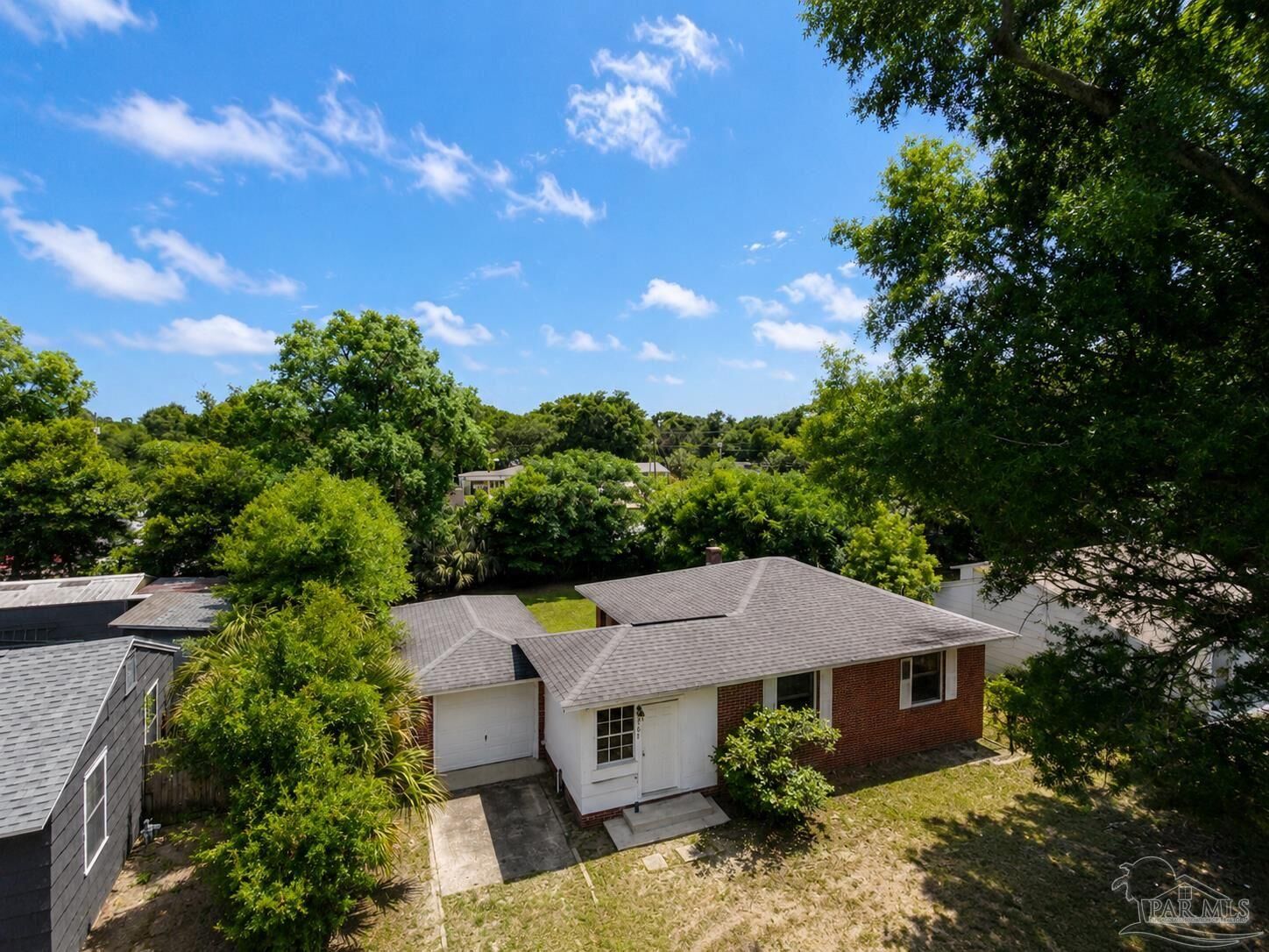 Property Photo:  207 Donald Dr  FL 32507 