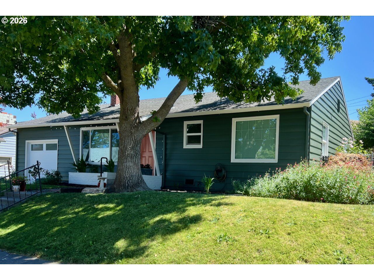 Property Photo:  1724 E 13th St  OR 97058 