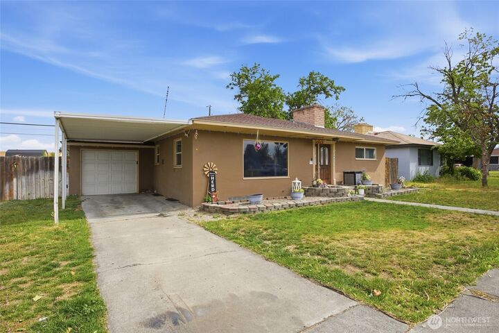 Property Photo: 938 E Hill Avenue WA 98837