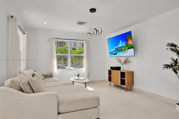 Property Photo:  2940 NE 164th St  FL 33160 