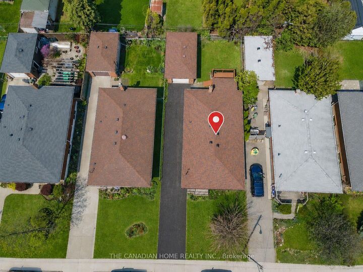 Property Photo: 196 Tuxedo Ave Avenue ON L8K 2S4