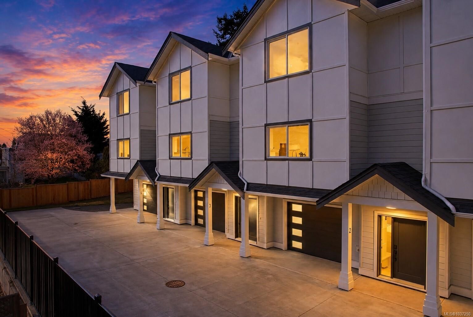 Property Photo: 621 Broadway St 3 BC V8Z 2G5