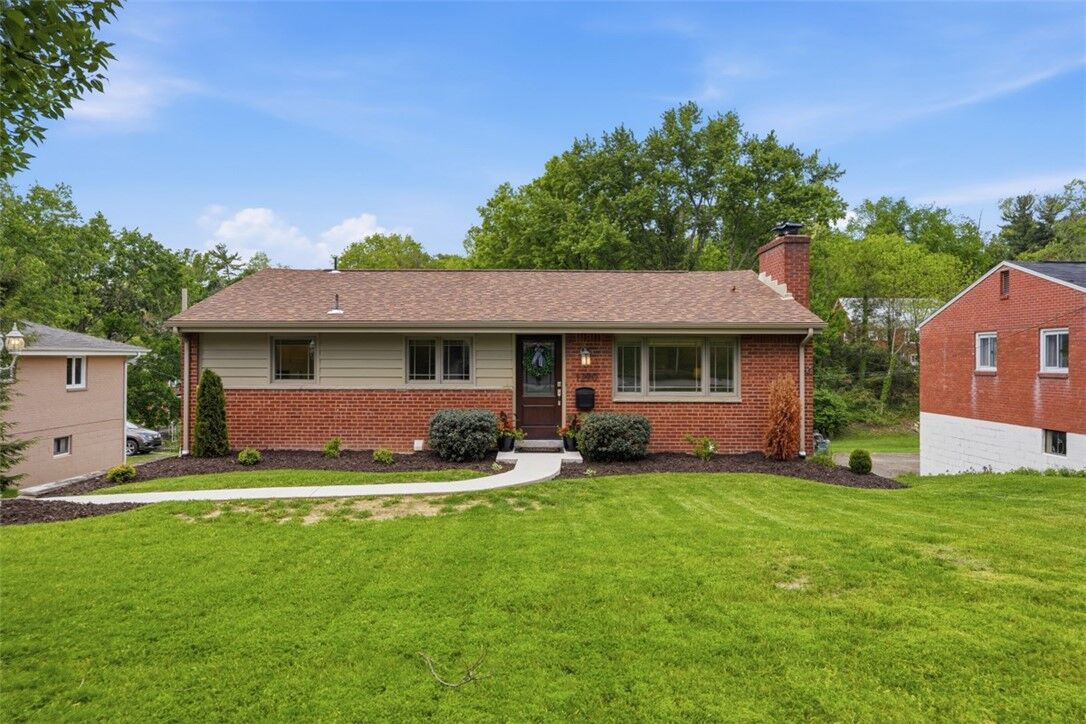 Property Photo: 1290 Lakemont Drive PA 15243