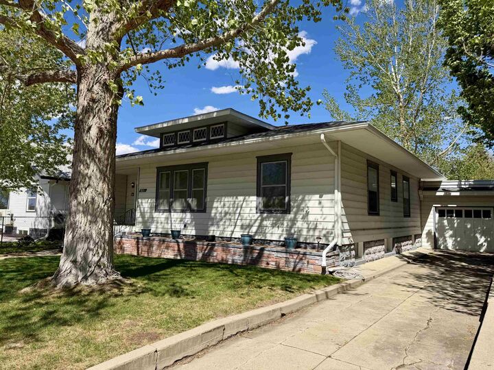 Property Photo:  811 S Wolcott Street  WY 82601 