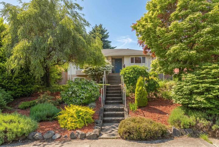Property Photo:  513 Garrett Street  BC V3L 3S5 