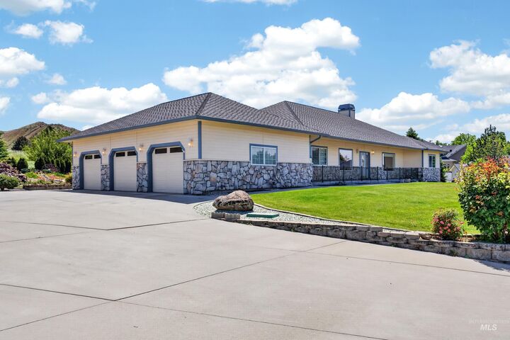Property Photo: 3060 Windfall Cir ID 83617-9098