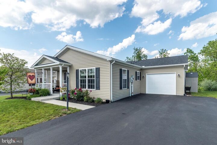 Property Photo:  11 Tern Court  PA 19505 