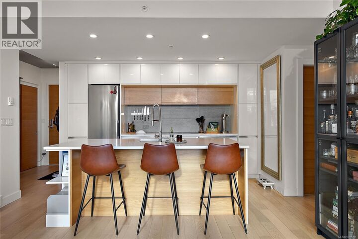 Property Photo: 989 Johnson Street 604 BC V8V 0E3