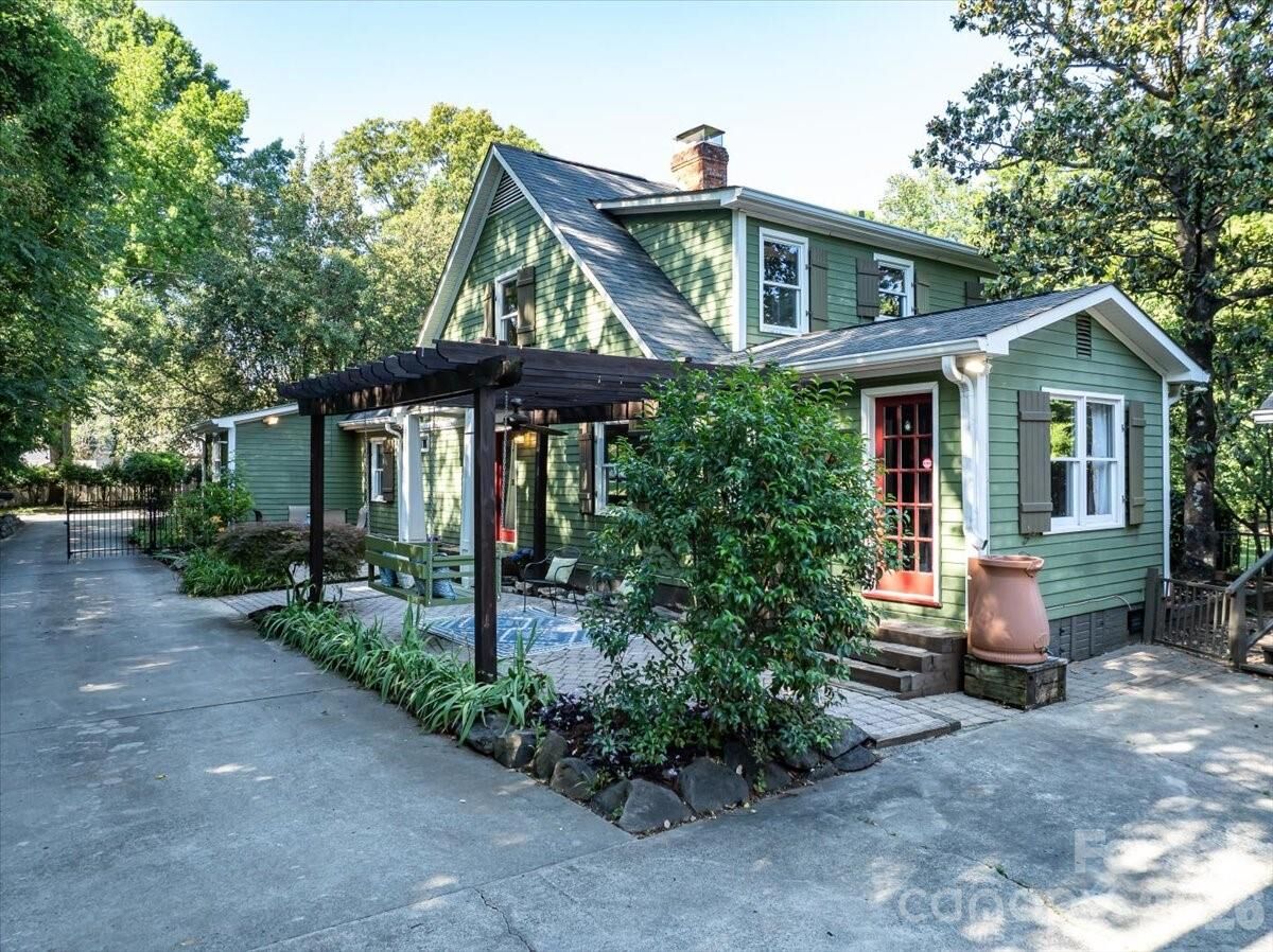 Property Photo:  4330 Brookfield Drive  NC 28210 