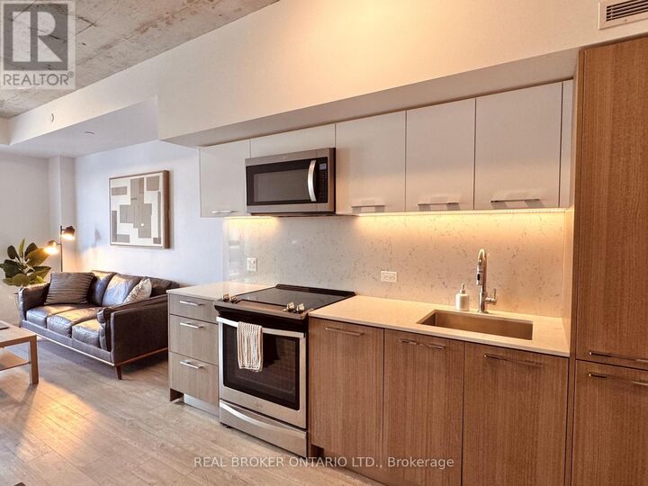 Property Photo:  15 Baseball Place 717  ON M4M 0E6 