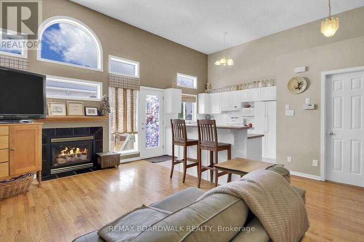 Property Photo:  5 Maple Park Private  ON K1T 4A6 