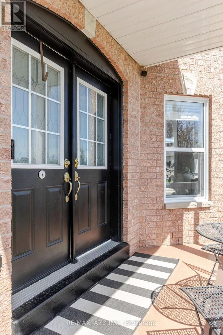 Property Photo:  29 Songbird Crescent  ON K9V 4R4 