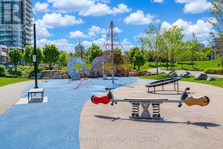 Property Photo:  121 McMahon Drive 2906  ON M2K 0C1 