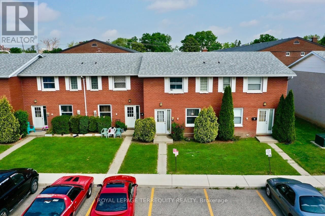 Property Photo:  37 Orchard Place  ON N7M 1A6 