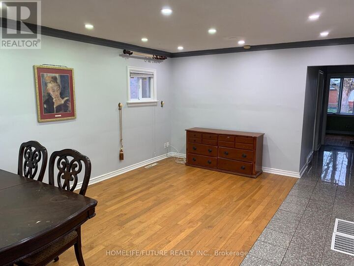 Property Photo:  1 Maxim Crescent Main  ON M1P 1Y1 