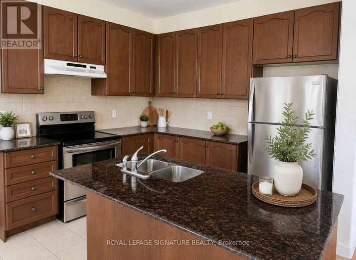 Property Photo:  45 Pelham Drive  ON L4H 3Z8 