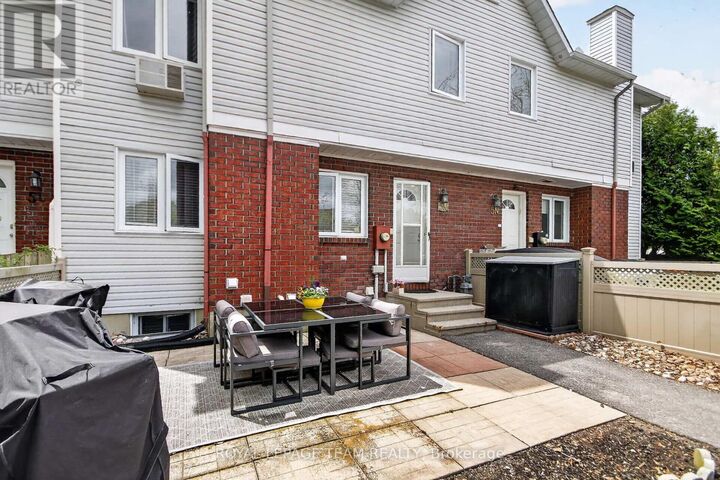 Property Photo:  22 Goulbourn Way 5M  ON K2S 1N7 