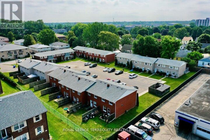 Property Photo:  10 Orchard Place  ON N7M 1A6 