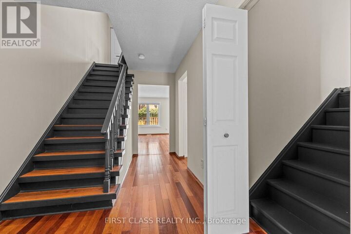 Property Photo:  4213 Beacon Lane  ON L5C 3V8 