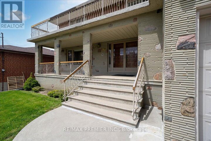 Property Photo:  100 Hallsport Crescent  ON M3M 2K6 