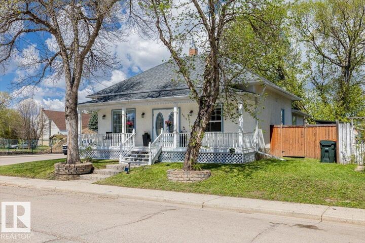 Property Photo:  4813 53 Avenue  AB T7Z 1C5 