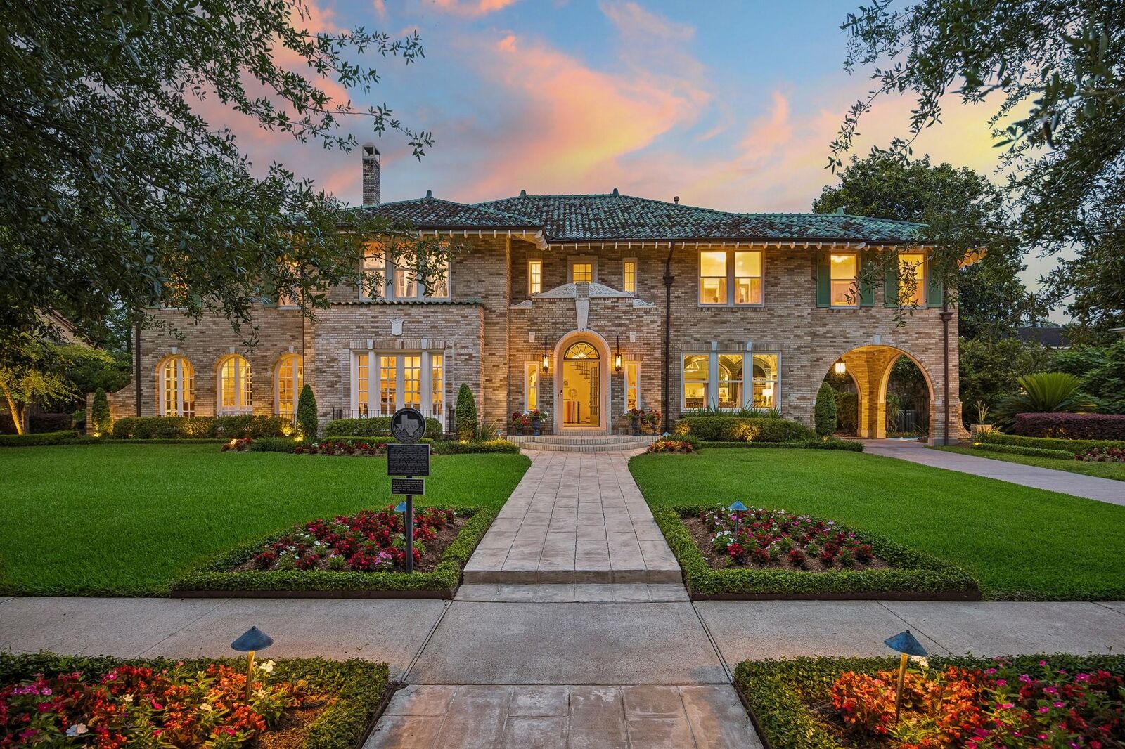 Property Photo:  15 Courtlandt Place  TX 77006 