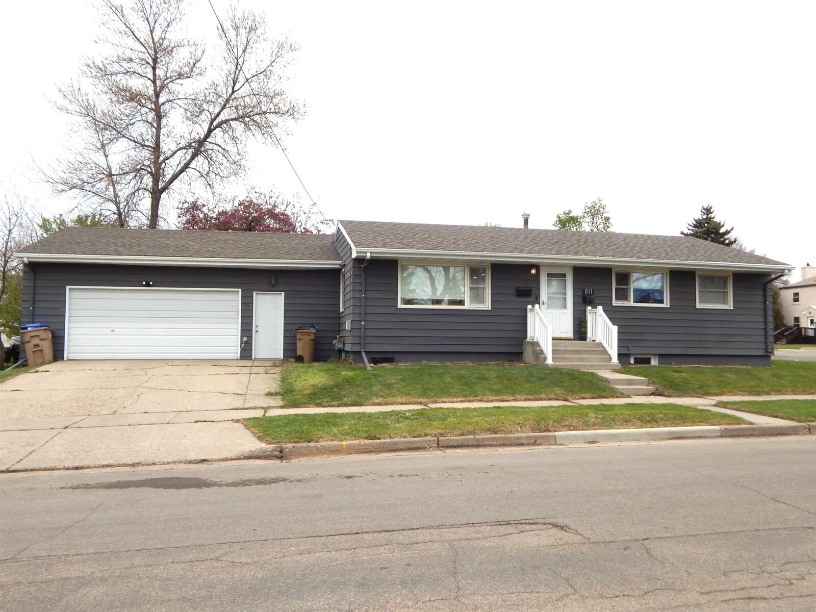 Property Photo:  811 12th St NW  ND 58703 