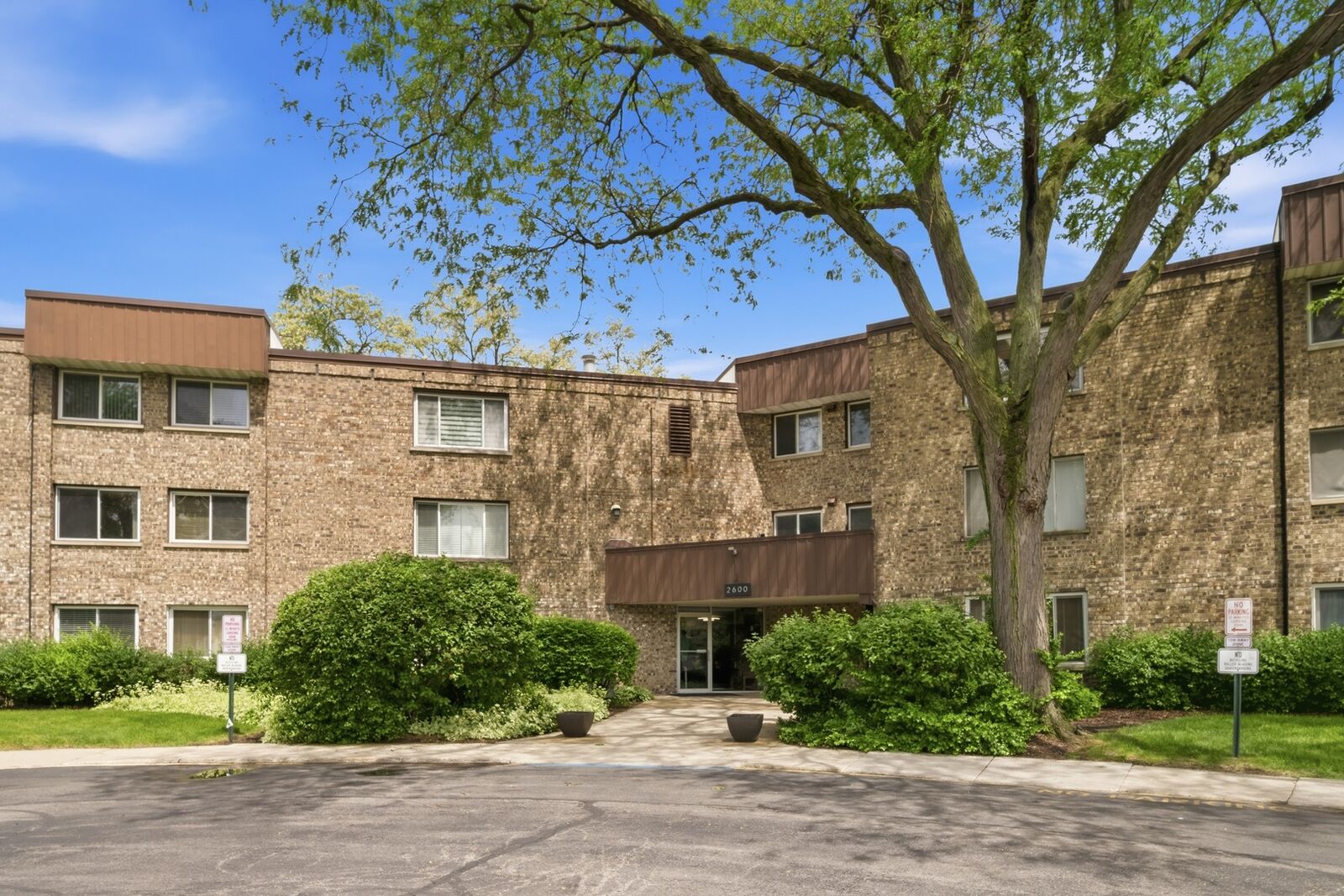 Property Photo: 2600 Brookwood Way Drive 114 IL 60008
