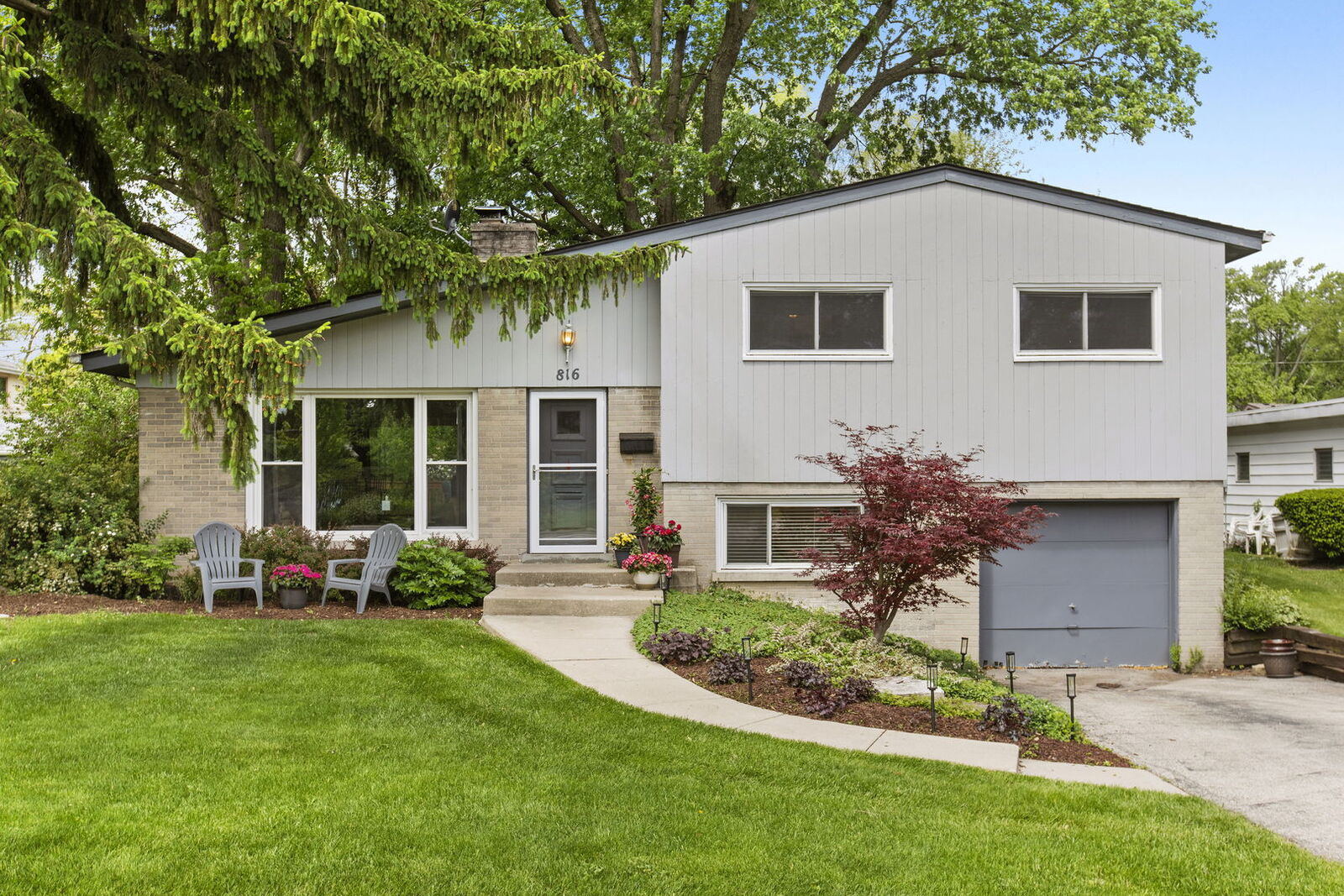 Property Photo: 816 Holmes Avenue IL 60015