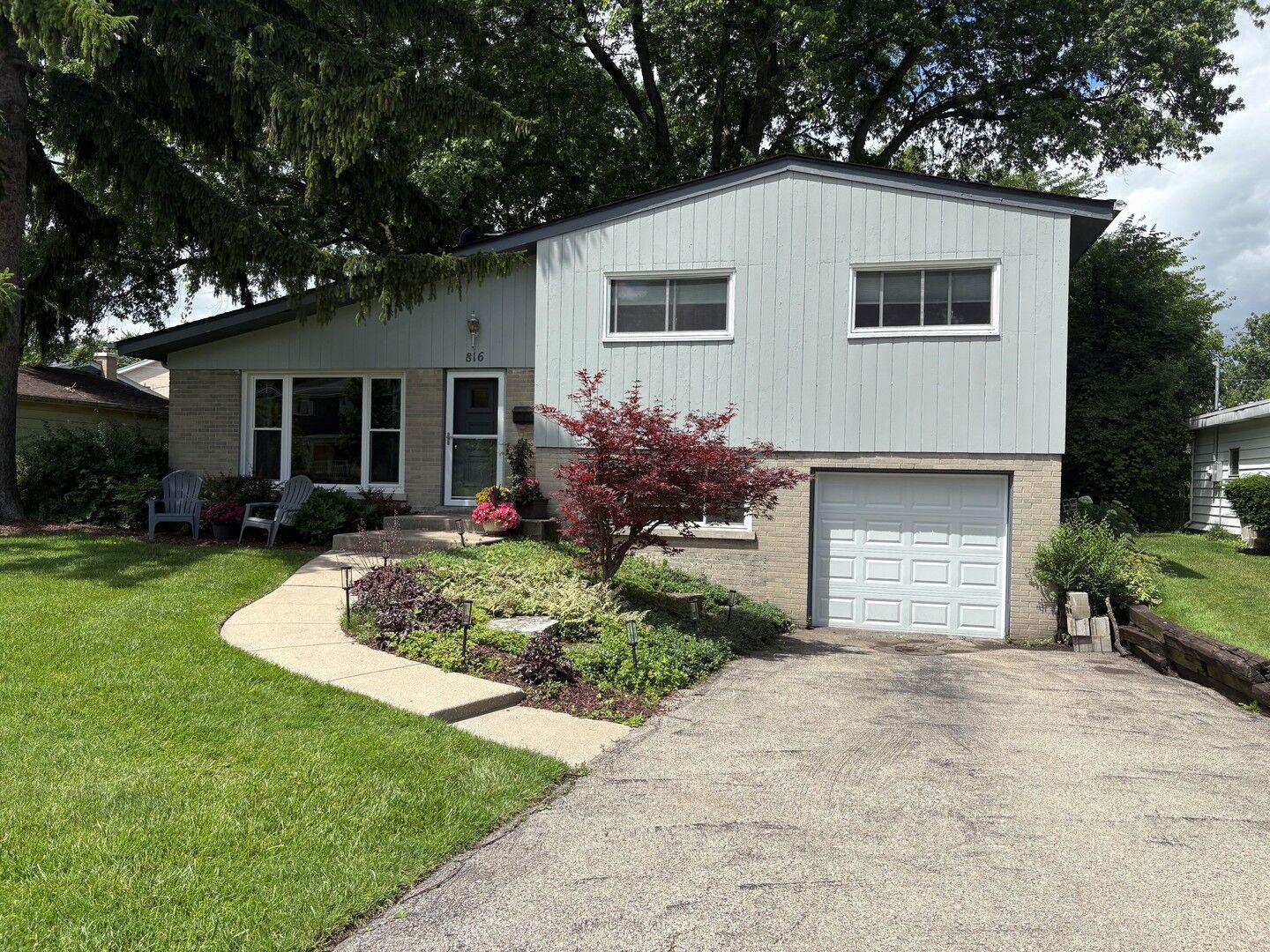 Property Photo: 816 Holmes Avenue IL 60015