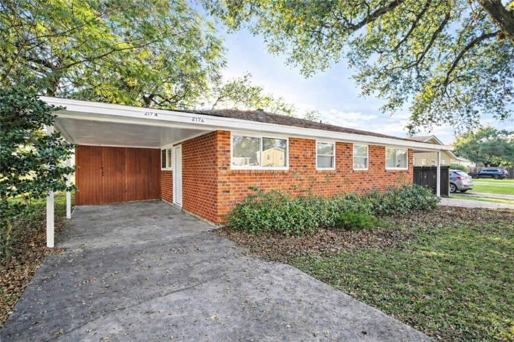 Property Photo: 217 Avenue A LA 70037