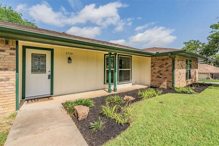 Property Photo:  1719 Sagebrush Trail  TX 76051 
