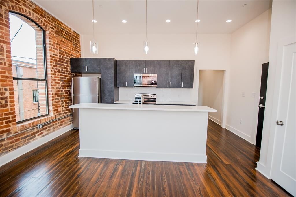 Property Photo:  110 W Knox Street 202  TX 75119 