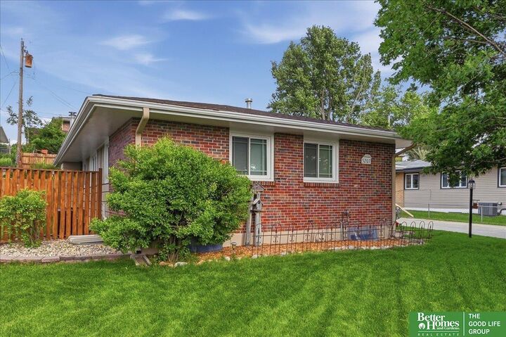 Property Photo:  5207 N 85 Street  NE 68134 