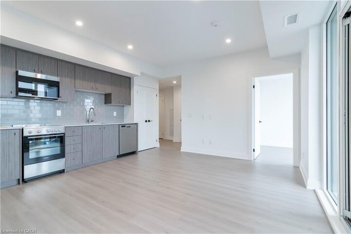 Property Photo:  25 Wellington South Street 1612  ON N2G 0G5 