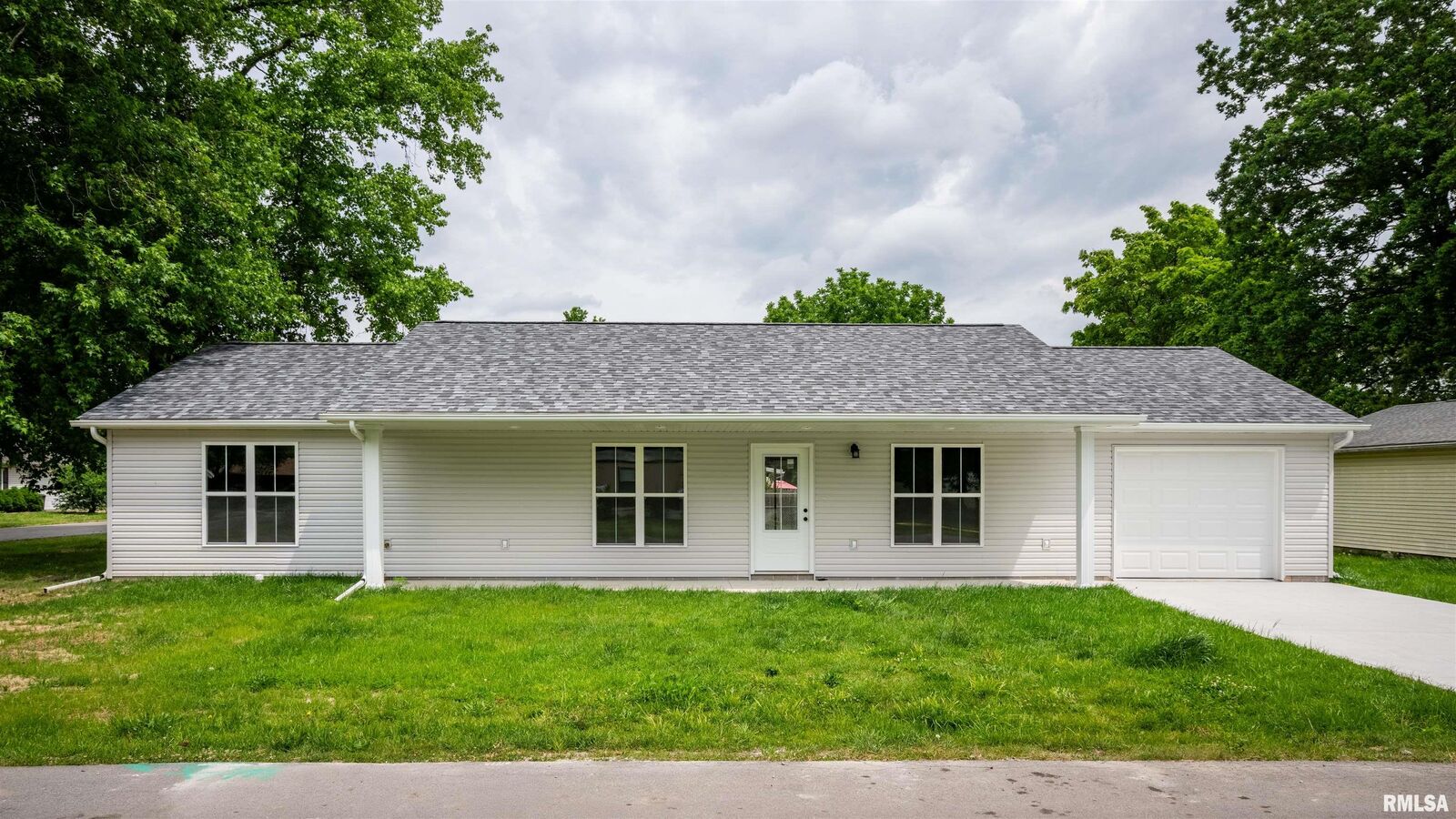 Property Photo:  1400 E Parham Street  IL 62959 