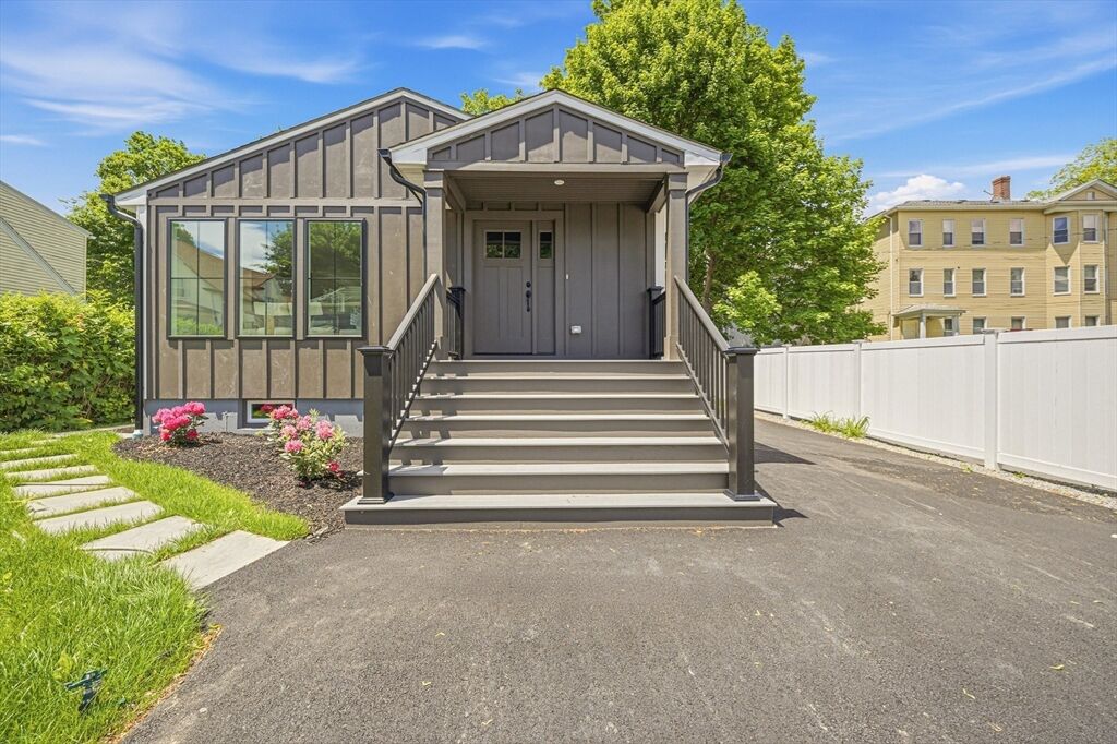 Property Photo:  10 Ashwood Street  MA 01604 