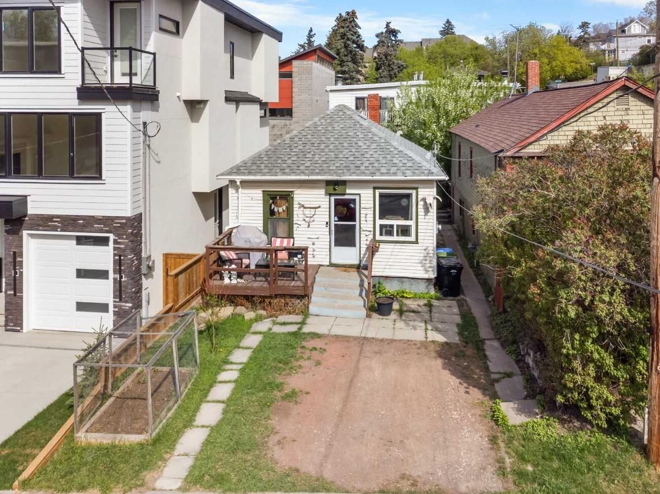 Property Photo:  2520 16B Street SW  AB T2T 4L9 