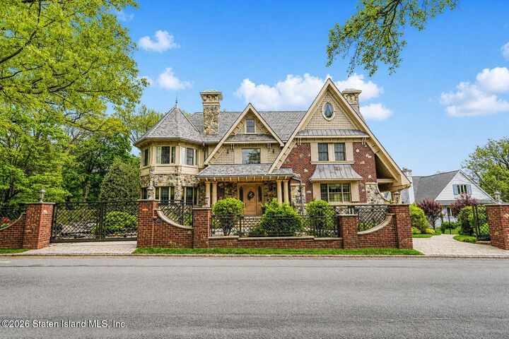 Property Photo:  125 Benedict Road  NY 10304 