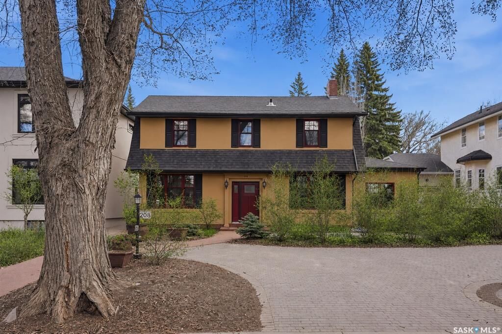 Property Photo:  208 Saskatchewan Crescent W  SK S7M 0A5 