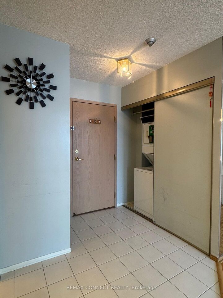 Property Photo: 55 Elm Drive W 1908 ON L5B 3Z3
